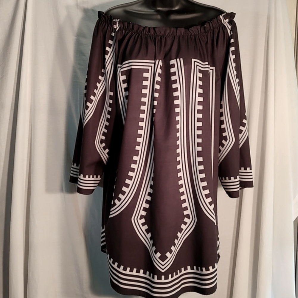 Women's black & white tunic by 'HS'. Size XL